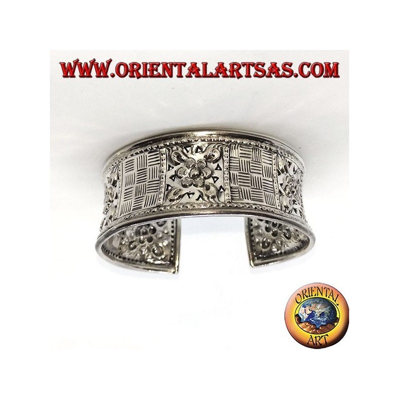 Handgemeißeltes breites Silberarmband mit quadratischen Blumenmotiven
