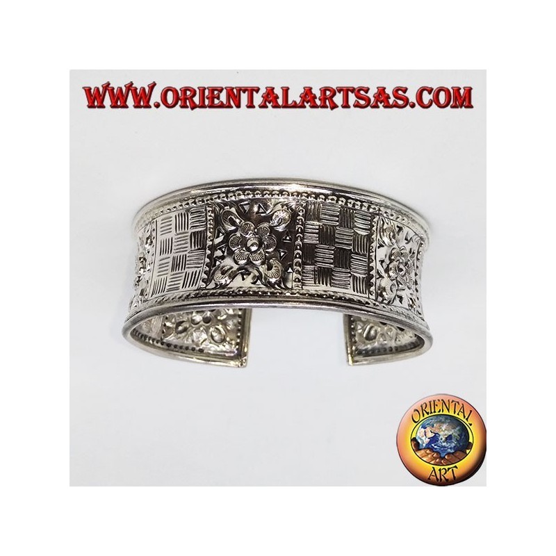 Hand-chiselled wide silver bracelet with square floral motifs