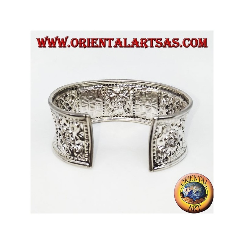 Pulsera de plata ancha cincelada a mano con motivos florales cuadrados.