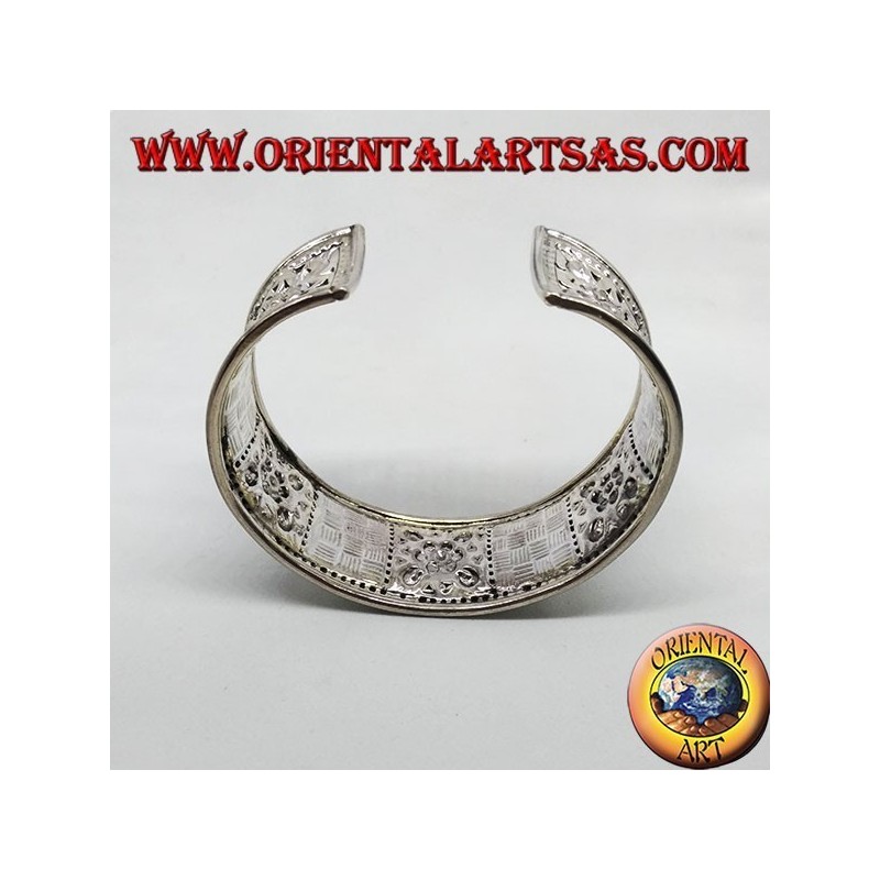 Bracelet large en argent ciselé à la main avec motifs floraux carrés