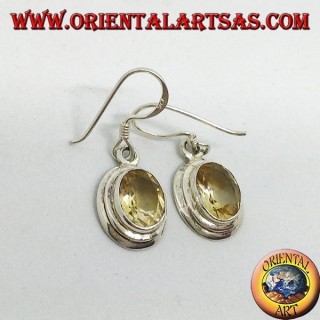 Pendientes de plata con topacio facetado oval natural.