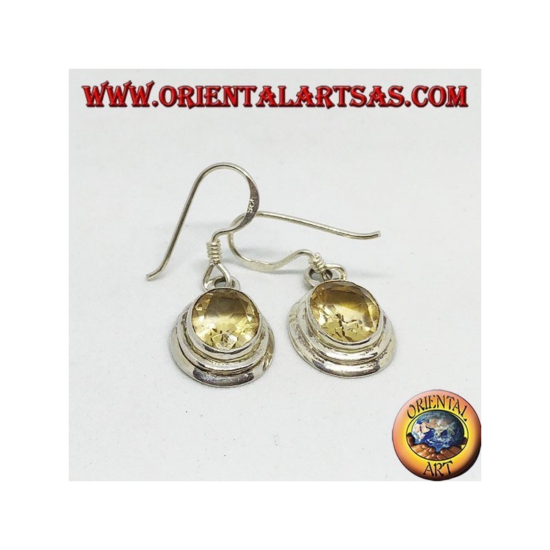Pendientes de plata con topacio facetado oval natural.