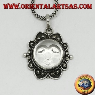 Pendentif en argent avec soleil gravé sur cristal de roche et bordure décorée