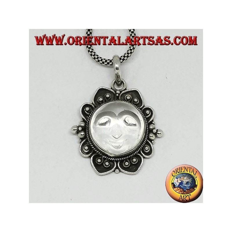 Pendentif en argent avec soleil gravé sur cristal de roche et bordure décorée