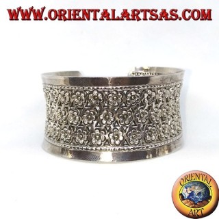 Bracciale in argento largo, cesellato a mano a fiorellini (concavo)