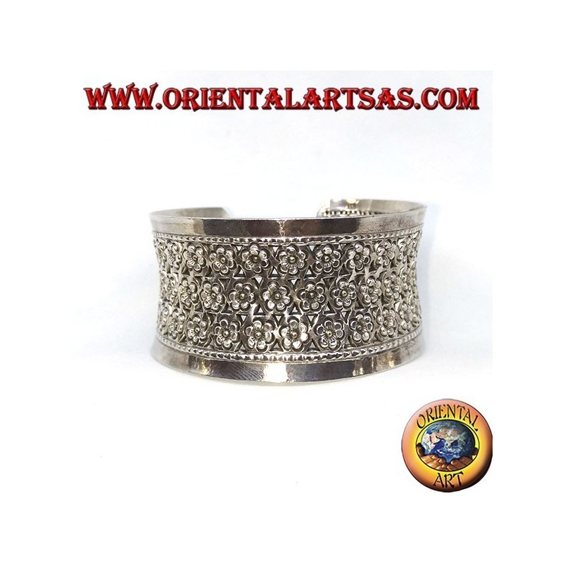 Pulsera ancha de plata, cincelada a mano con flores pequeñas (cóncavas).