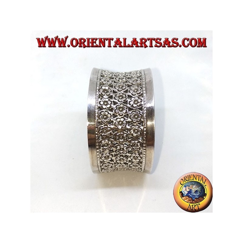 Pulsera ancha de plata, cincelada a mano con flores pequeñas (cóncavas).