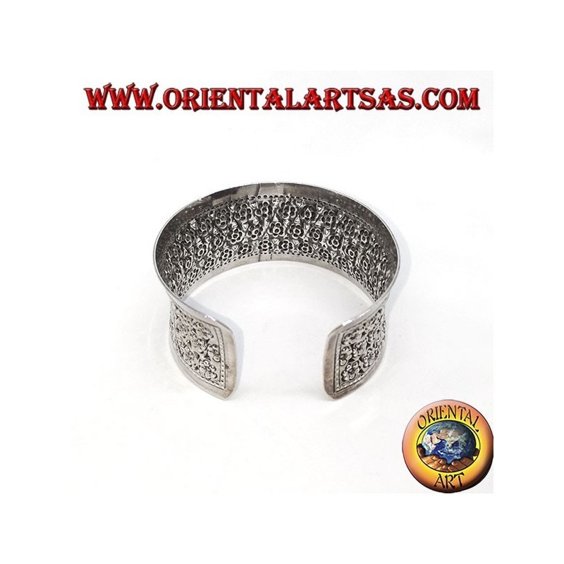 Breites Silberarmband, handgemeißelt mit kleinen Blüten (konkav)