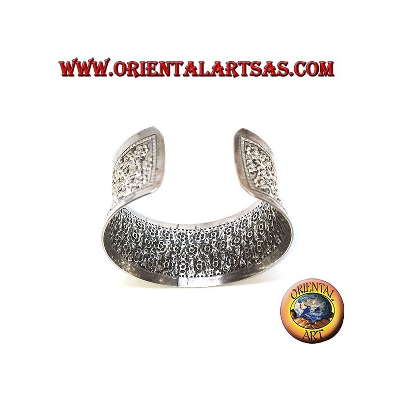 Breites Silberarmband, handgemeißelt mit kleinen Blüten (konkav)