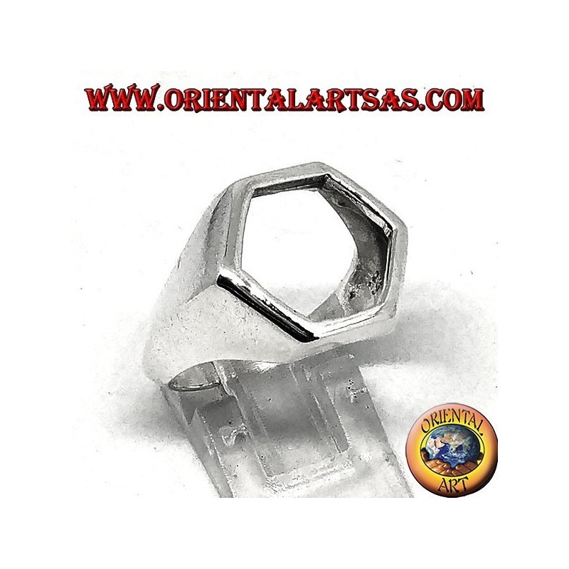 Anillo escudo de plata con agujero hexagonal.