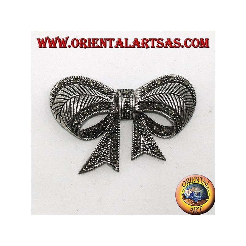 Broche de plata con marcasitas en forma de lazo.