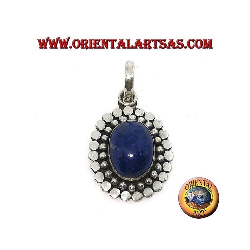 Colgante de plata con lapislázuli oval natural y el borde de puntos y tachuelas.
