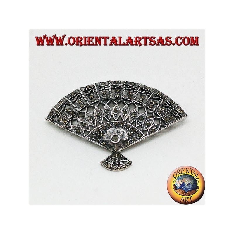 Broche de plata con marcitas en forma de abanico.