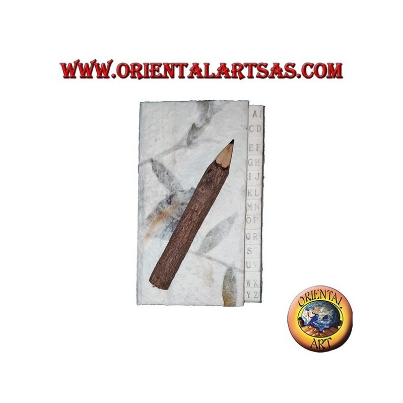 Telefonbuch in Reispapier und Blütenblätter mit Bleistift im Kofferraum, 11 cm