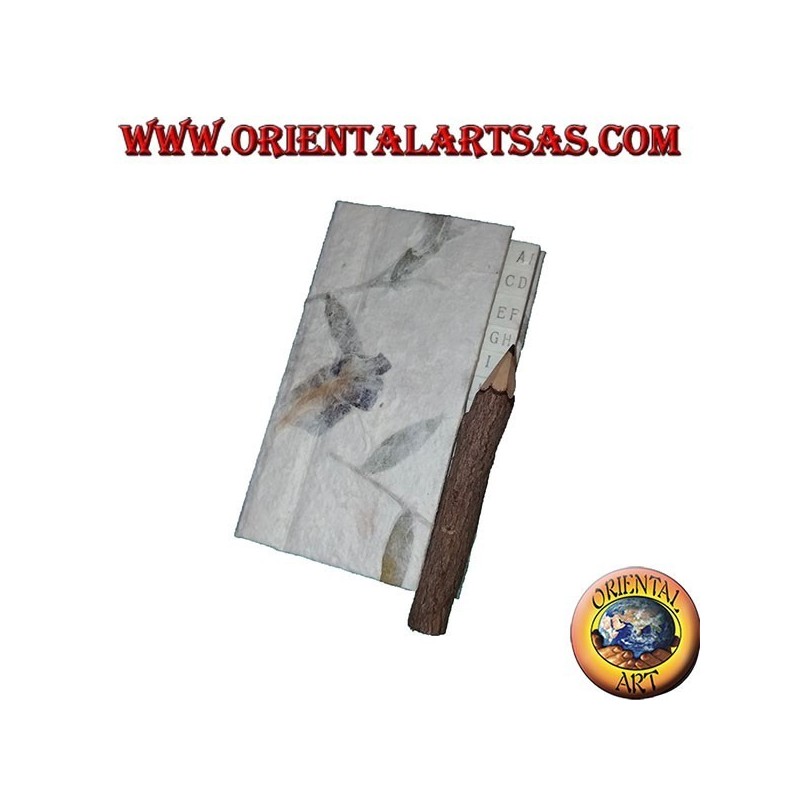 Telefonbuch in Reispapier und Blütenblätter mit Bleistift im Kofferraum, 11 cm