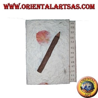 Agenda telefónica en papel de arroz y pétalos con lápiz en el tronco, 14 cm.