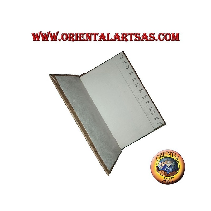 Telefonbuch in Baumrinde mit Bleistift im Kofferraum, 14 cm