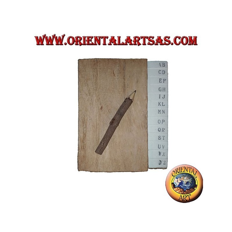 Agenda telefónica en corteza de árbol y letras grandes con lápiz, 14 cm.
