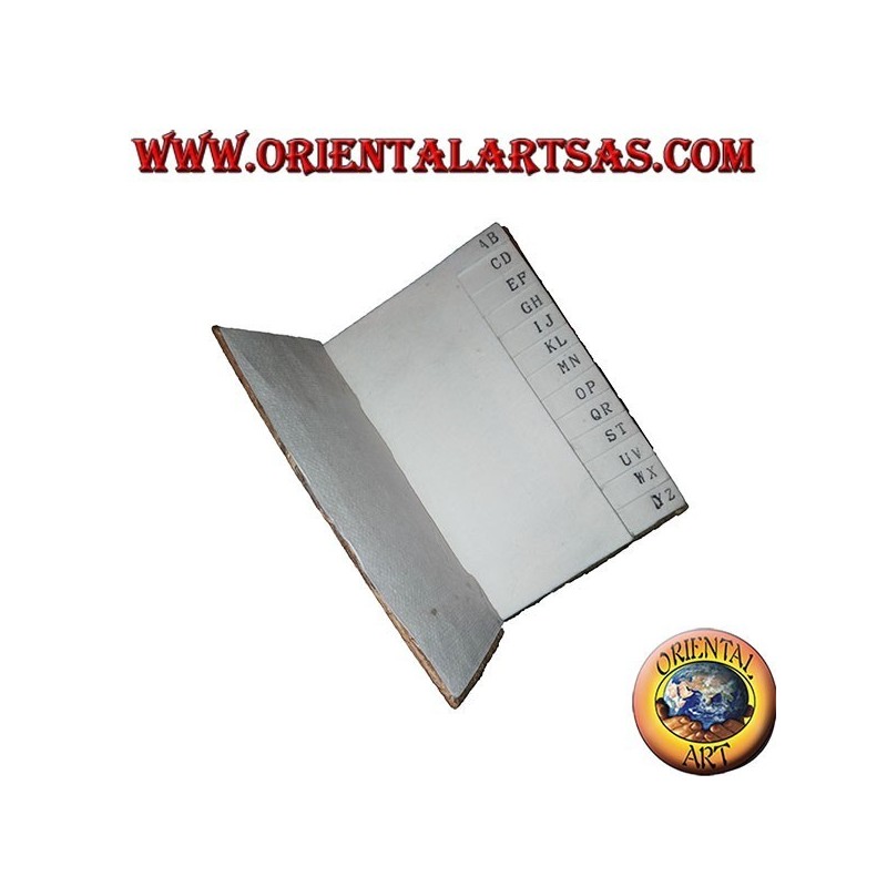 Agenda telefónica en corteza de árbol y letras grandes con lápiz, 14 cm.