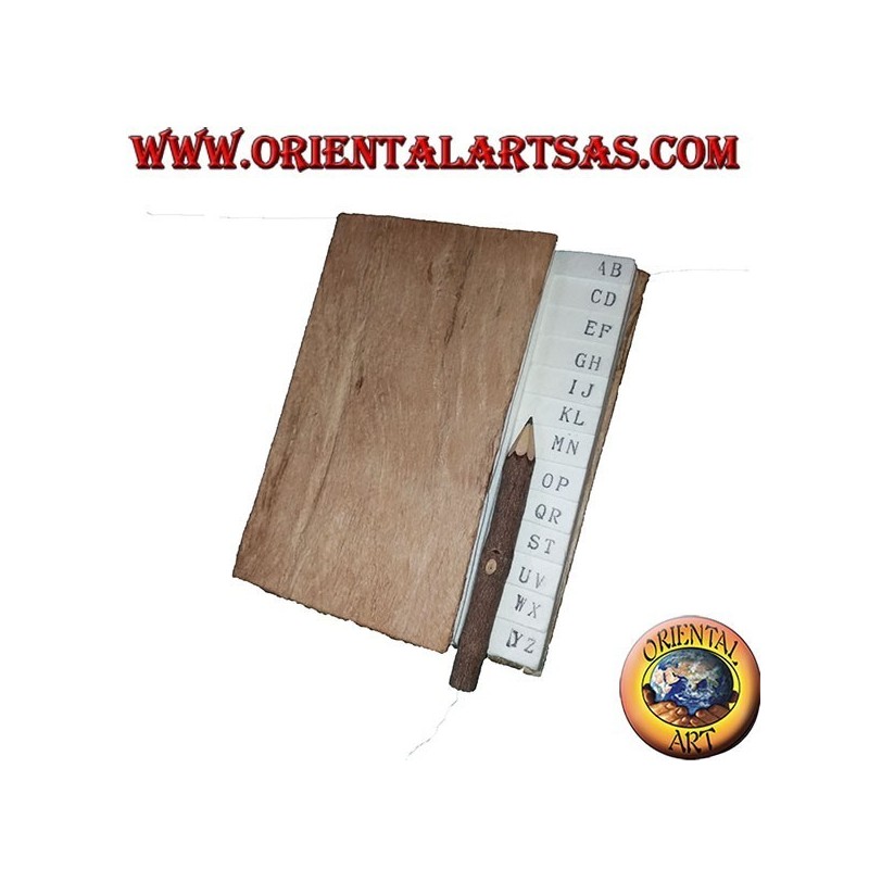 Agenda telefónica en corteza de árbol y letras grandes con lápiz, 14 cm.