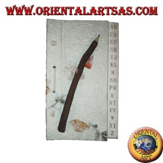 Agenda telefónica en papel de arroz y pétalos con lápiz en el tronco, 21 cm.