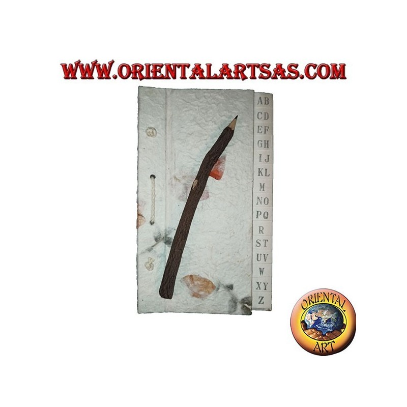 Agenda telefónica en papel de arroz y pétalos con lápiz en el tronco, 21 cm.