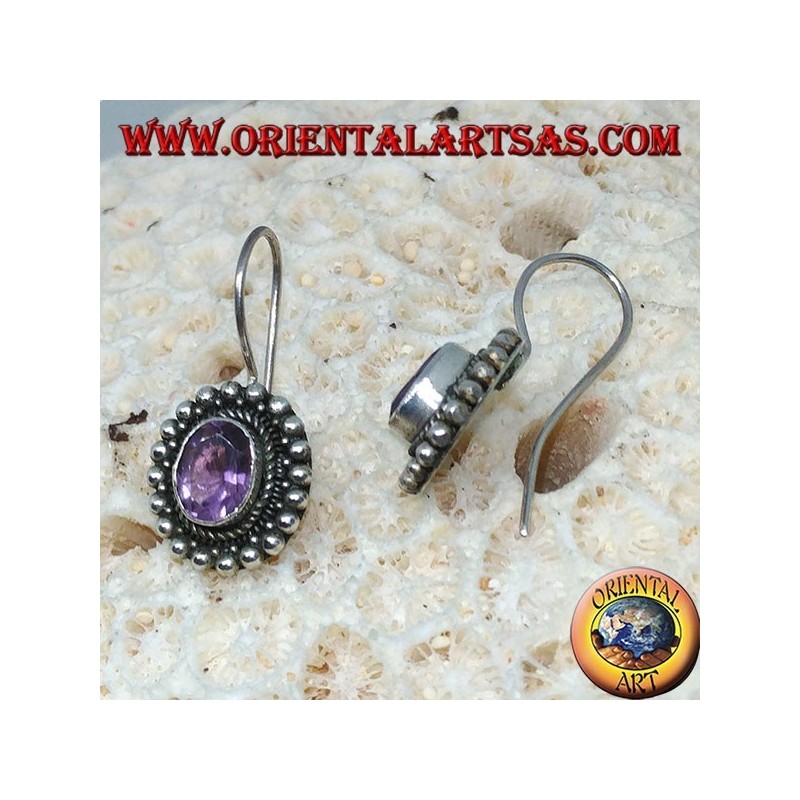 Silberohrringe mit ovalem Amethyst zwischen Silberkugeln