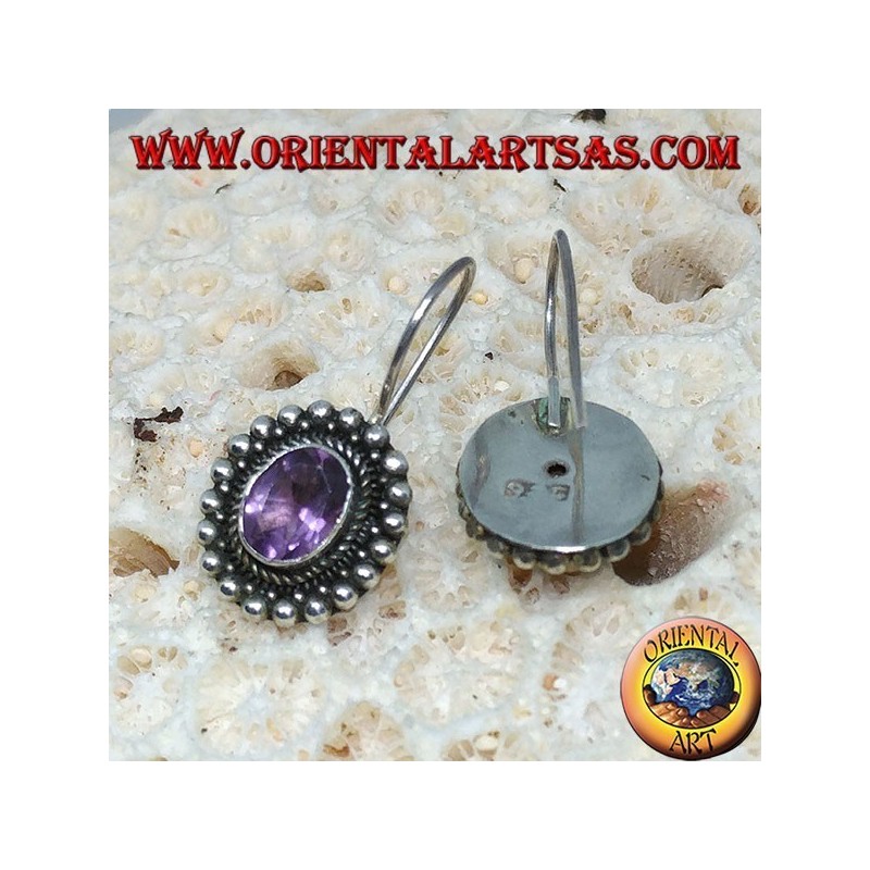 Silberohrringe mit ovalem Amethyst zwischen Silberkugeln