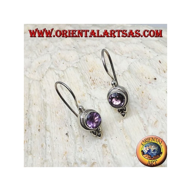 Pendientes de plata con amatista redonda con trío de bolas de plata.
