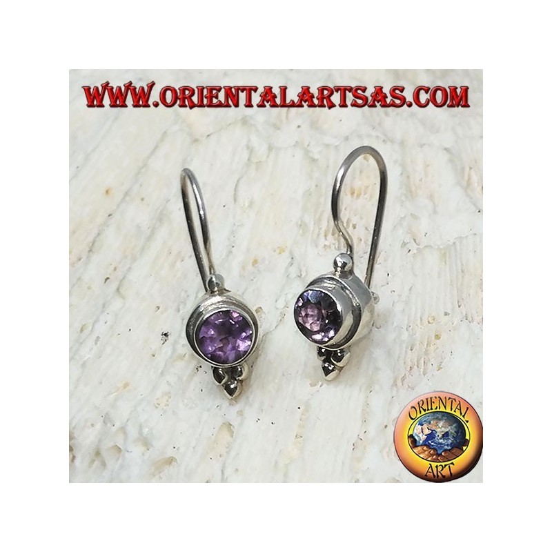Pendientes de plata con amatista redonda con trío de bolas de plata.