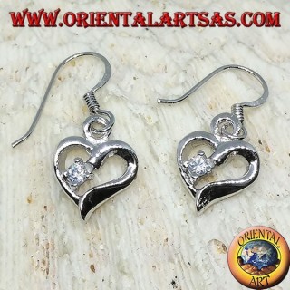 Pendientes de plata con forma de corazón con circón en un lóbulo.