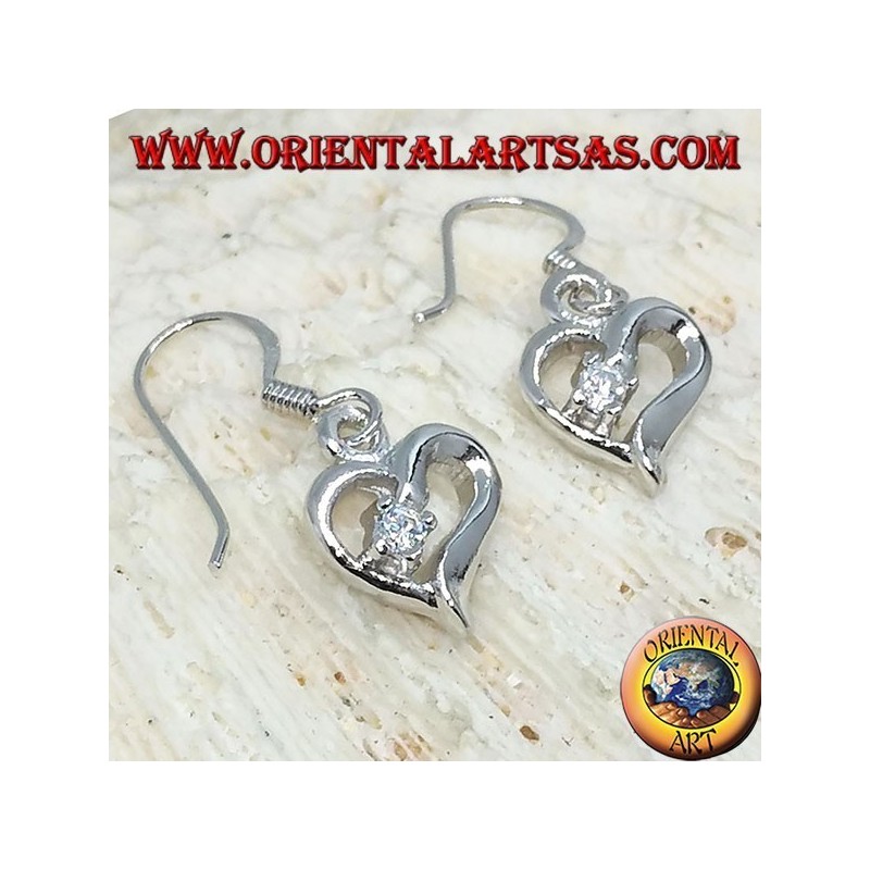 Pendientes de plata con forma de corazón con circón en un lóbulo.