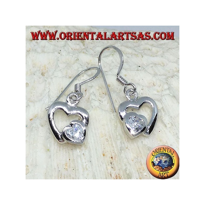 Pendientes de plata con un corazón en Zircon en el corazón de plata.