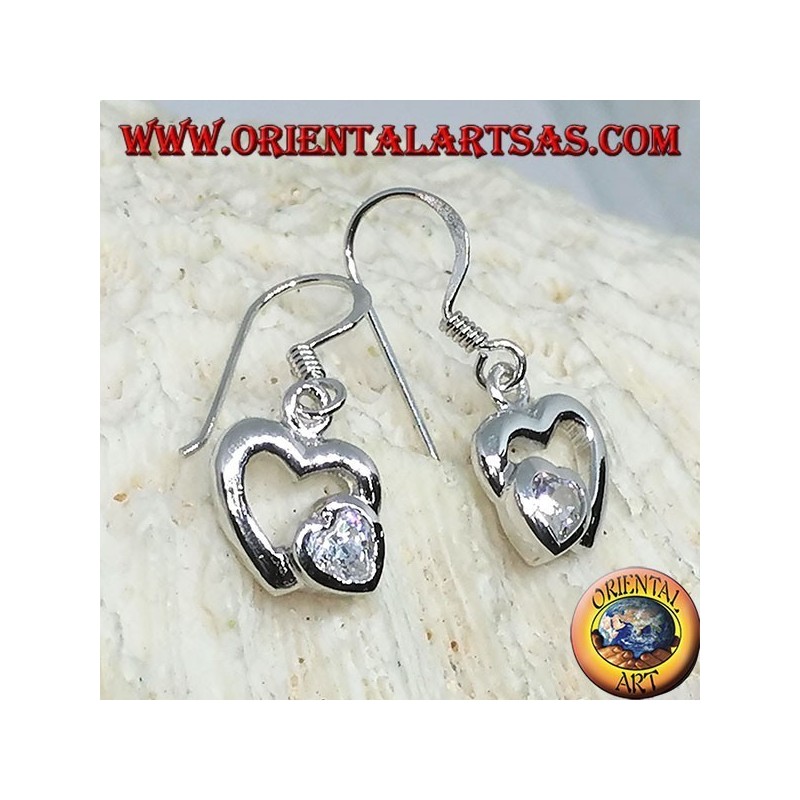 Pendientes de plata con un corazón en Zircon en el corazón de plata.