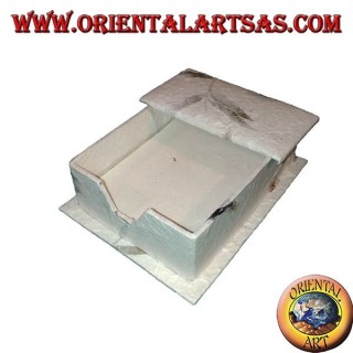 Tarjetero en papel de arroz y pétalos de flores con folleto.