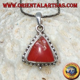 Colgante de plata con coral triangular tibetano, rodeado de puntos.