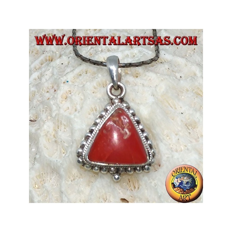 Colgante de plata con coral triangular tibetano, rodeado de puntos.
