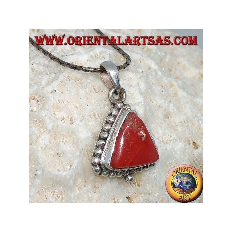 Colgante de plata con coral triangular tibetano, rodeado de puntos.