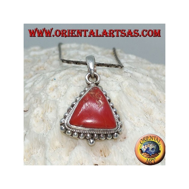 Colgante de plata con coral triangular tibetano, rodeado de puntos.