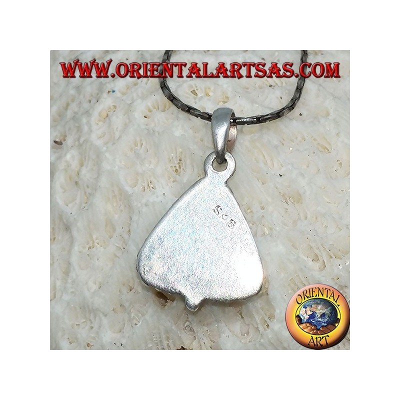 Colgante de plata con coral triangular tibetano, rodeado de puntos.