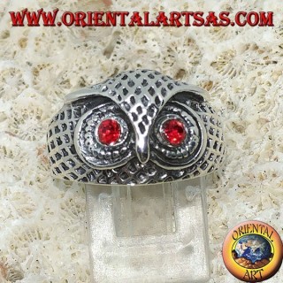 Anillo de plata con cabeza de lechuza y ojos rojos.