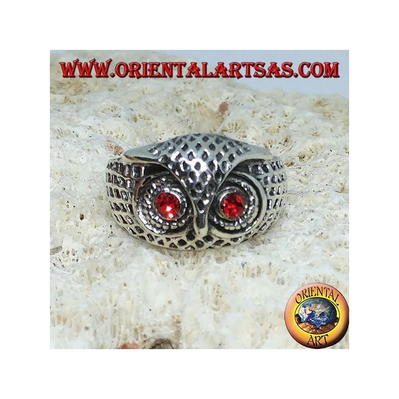 Anillo de plata con cabeza de lechuza y ojos rojos.