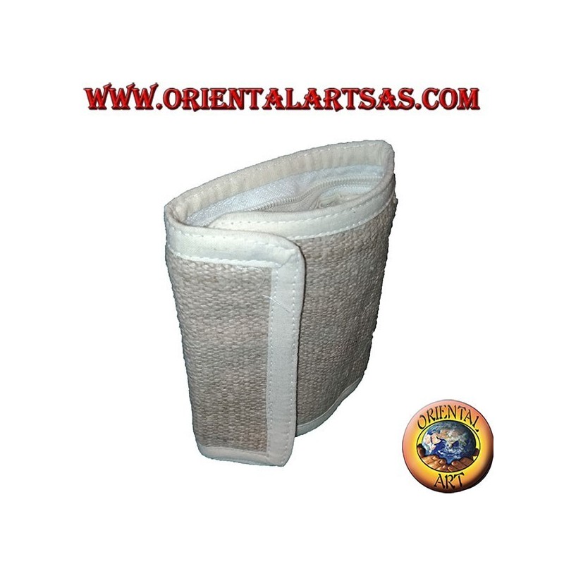 Cartera de cáñamo con 4 bolsillos y dos cremalleras con dibujo bordado.