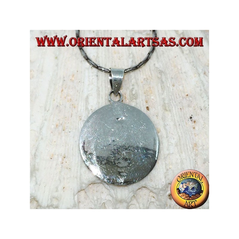 Colgante de plata de cabeza de un radiante buda.