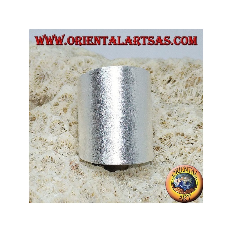 Bague en argent avec une large bande de satin