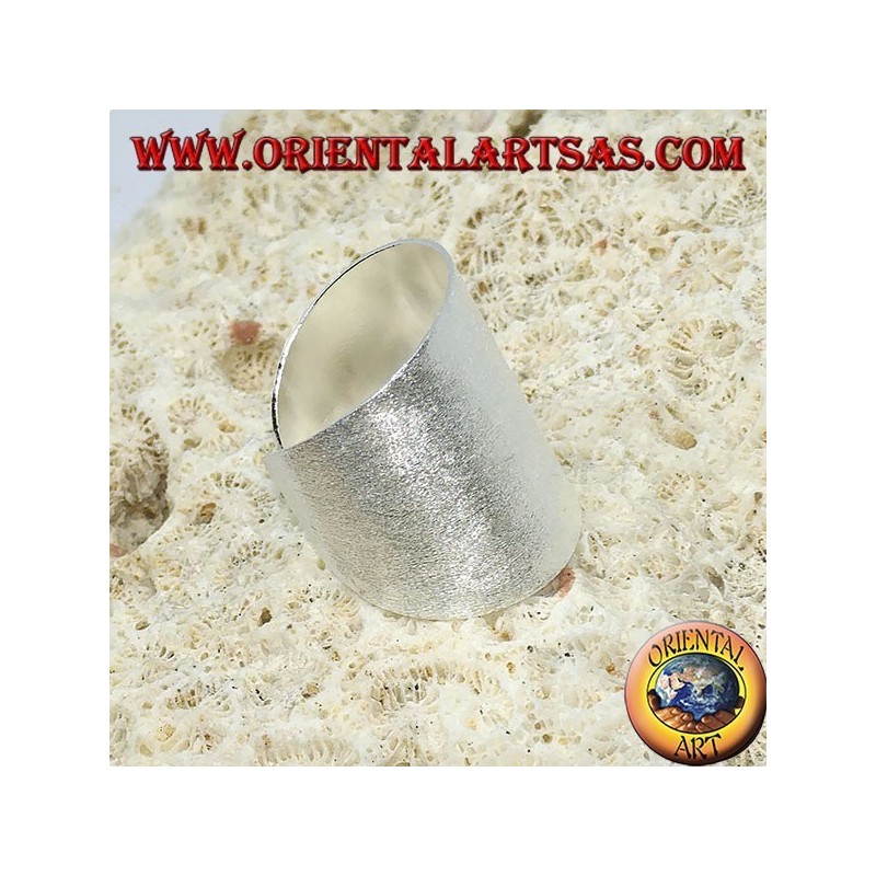 Bague en argent avec une large bande de satin