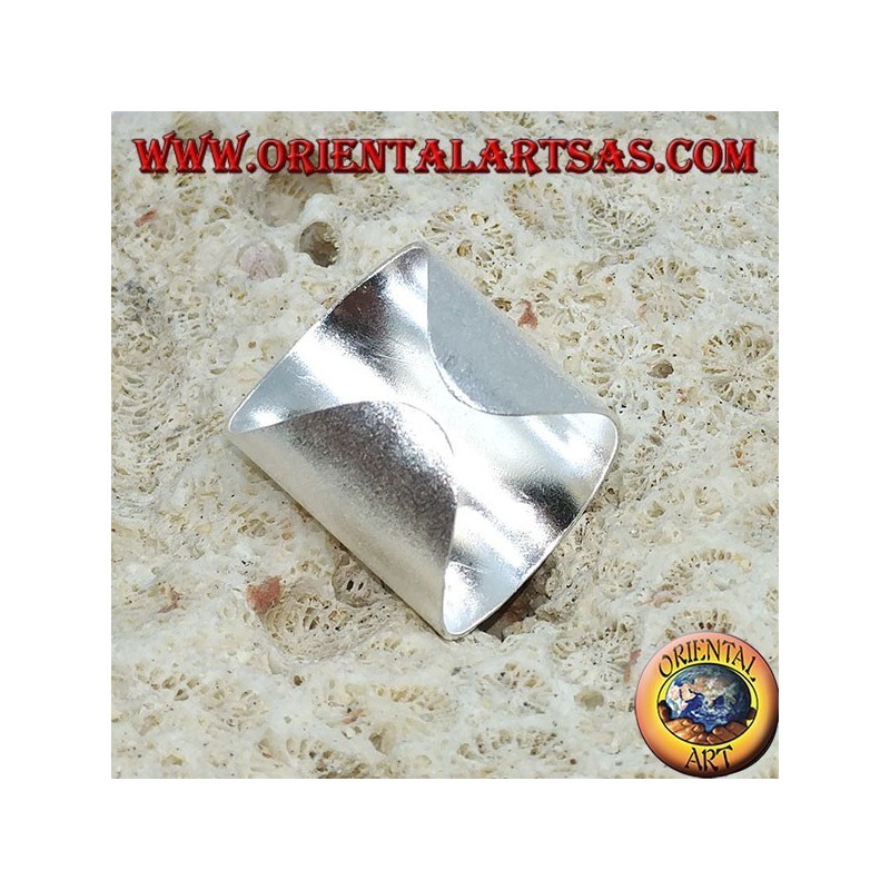 Anillo de plata con una banda ancha de satén.