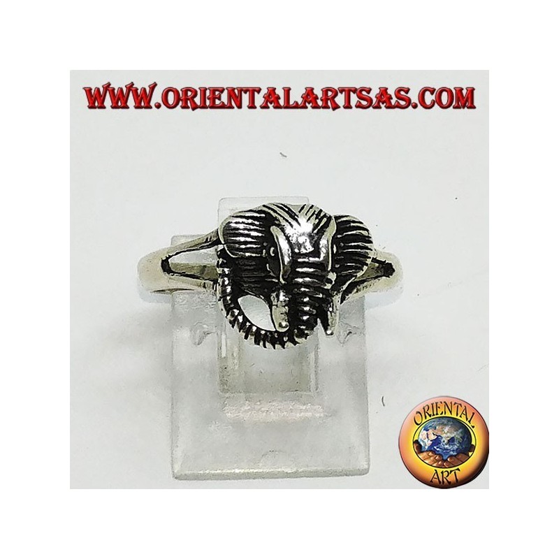 Bague en argent avec pachyderme à tête d'éléphant