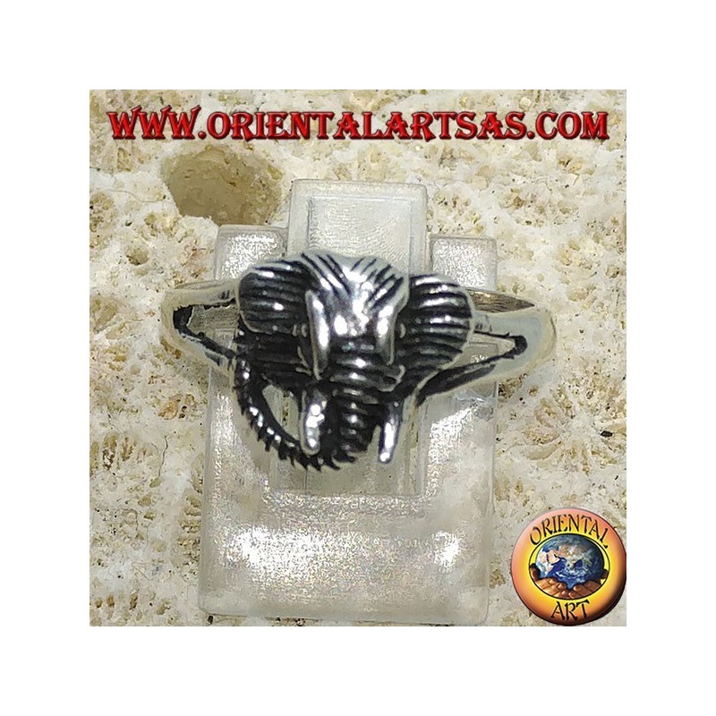 Bague en argent avec pachyderme à tête d'éléphant
