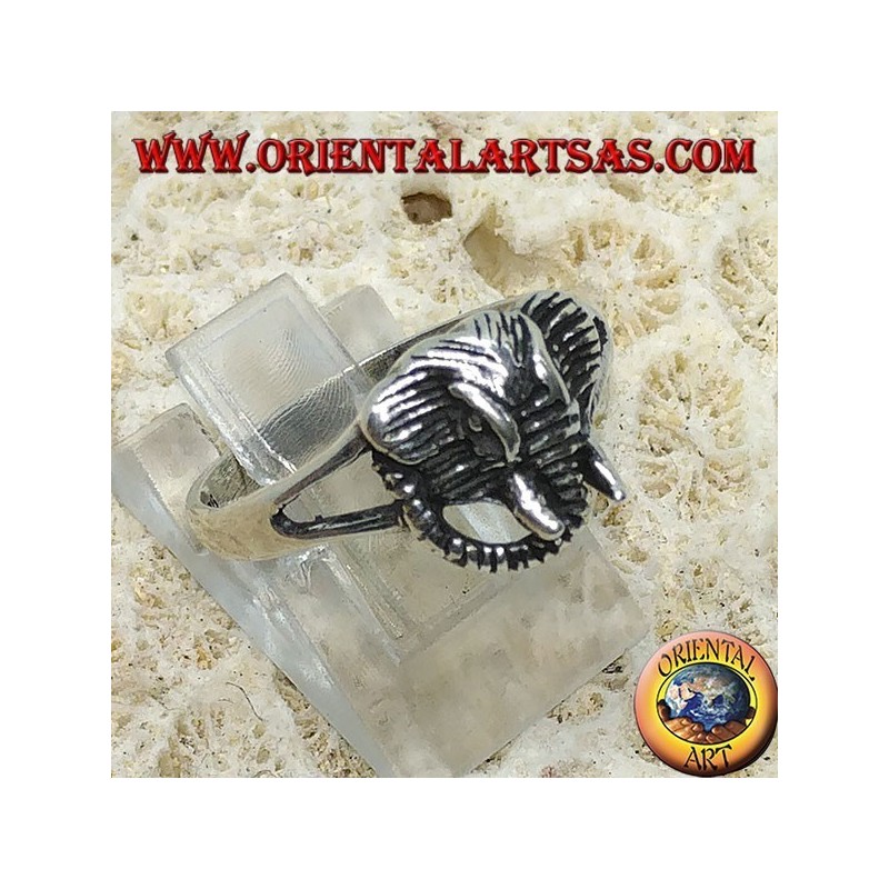 Bague en argent avec pachyderme à tête d'éléphant